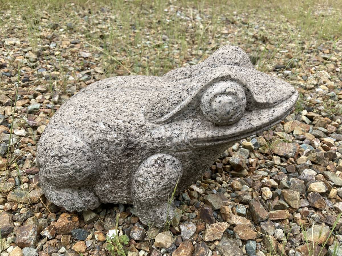 2つのバケツを持った、庭のカエルの彫像: 庭園彫刻 ガーデン装飾 工芸