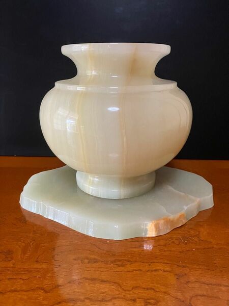 白いオニックス　花瓶　飾り壺〈台座付き〉