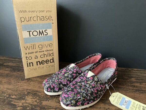 ●新品 TOMS スリッポンシューズ 花柄 23cm 袋付● 