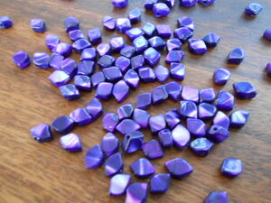 貝ビーズ（高瀬貝）ひし形カット紫染色　２０個