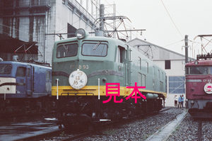 鉄道写真、35ミリカラーネガデータ、102171220009、EF58-93、つばめ、大宮工場、1985.10.06、（2745×1820）（雨天）