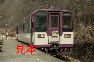 鉄道写真データ（JPEG）、00050550、わ89形-101（こうしんヘッドマーク）、わたらせ渓谷鐵道、間藤駅、2013.03.28、（7275×4855）