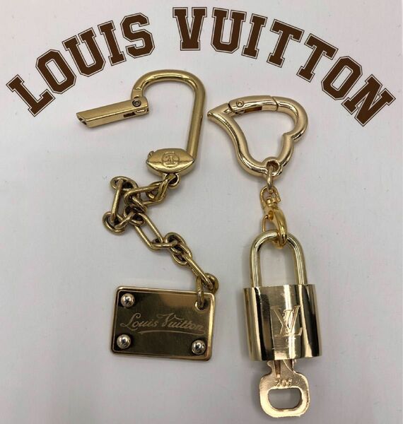 LOUISVUITTON ルイヴィトン ロゴ入りプレート　ビッグフック　キーチャーム