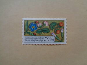 ドイツ（東ドイツ・ベルリン）切手　1985年　ミニチュア 中世の祈祷書の枠をモチーフにした、散りばめられた花、果実、鳥、昆虫　　50+20