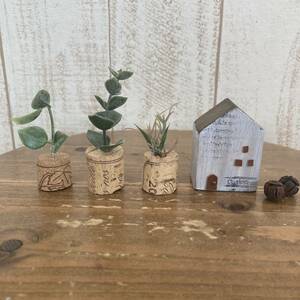 Art hand Auction ☆ Handmade ☆ Wooden house & 3 cork potted plants ☆ 5-piece set of natural miscellaneous goods ☆ Natural interior miscellaneous goods Home cafe, handmade works, interior, miscellaneous goods, ornament, object