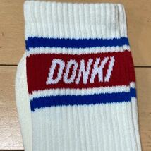 【SNSで話題】品薄 新品 ドンキホーテ グッズ 限定 DONKI ラインソックス ソックス 靴下 ドンペン /ファミマ 企業 スニーカー 26～28㎝ c2_画像2