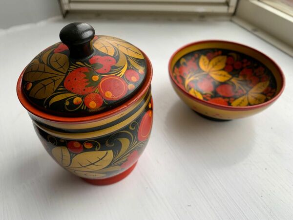 ロシア伝統工芸品ホフロマ塗　蓋付小物入れと小鉢セット