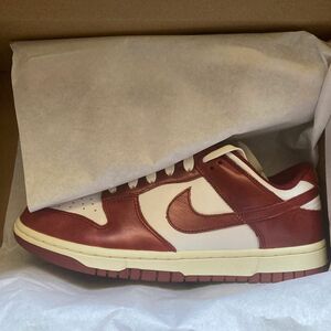 Nike WMNS Dunk Low PRM "Team Red and White"ナイキ ウィメンズ ダンク ロー 