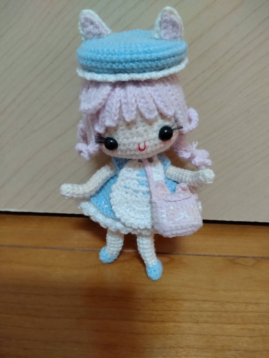 Amigurumi fille fait à la main avec chapeau de chat et pochette de chat, Fil, jouet, jeu, jouet en peluche, Amigurumi