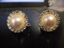 銀色のデザイン ダイヤ付きの真珠 イヤリング_画像2