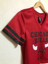 【良品】 NBA CHICAGO BULLS シカゴブルズ Vネック メッシュ ウェア Tシャツ オールドタイプ サイズS 半袖 レッド ショート丈 160/84A_画像8