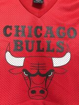 【良品】 NBA CHICAGO BULLS シカゴブルズ Vネック メッシュ ウェア Tシャツ オールドタイプ サイズS 半袖 レッド ショート丈 160/84A_画像6