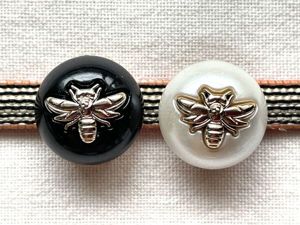 NO.761 帯留め 2色セット!白&黒 蜂 ミニサイズ リメイク品(帯留 帯飾り 和装小物 )ハンドメイド品
