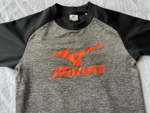 ミズノ★半袖シャツ★150★グレー・肩・後ろ黒★オレンジマークロゴ★半袖Tシャツ★Mizuno