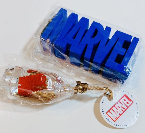 新品 MARVEL マーベル 2種セット ラバー ロゴ カラビナ キーホルダー ホログラム ぷかぷか キラキラ チャーム シャカシャカ アメコミ