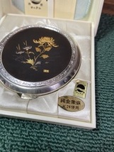 ☆ 白粉ケース　白粉パクト　純金象嵌　K24 加賀象嵌　大コンパクト　キク　菊　中古美品☆_画像2