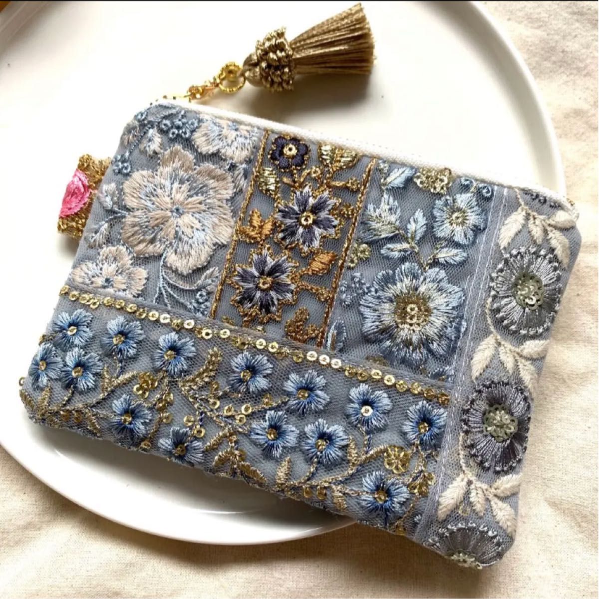 no 26】 タッセルチャーム付き タグ付き インド刺繍リボンポーチ（M