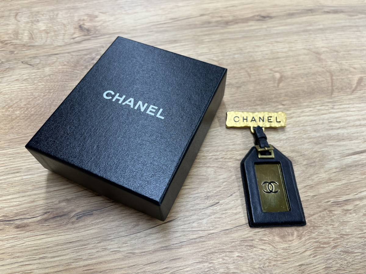 ヤフオク! -「シャネル ブローチ ロゴ プレートchanel」の落札相場