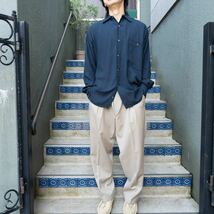 USA VINTAGE FREE by Falke NAVY COLOR SILK100% DESIGN SHIRT/アメリカ古着ネイビーシルク100%デザインシャツ_画像3