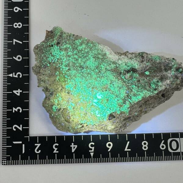 【E21112】アンダーソン石 蛍光鉱物 二酸化ウラニウム 鉱物 原石 天然石