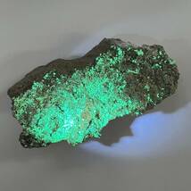 【E21111】アンダーソン石 蛍光鉱物 二酸化ウラニウム 鉱物 原石 天然石_画像8