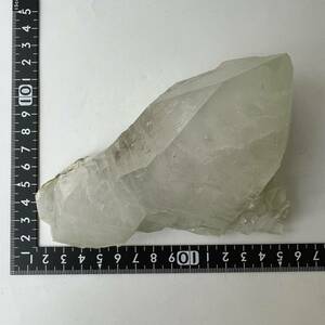 【E21150】緑簾石を伴う水晶　グリーンクォーツ　原石　エピドート　マダガスカル産