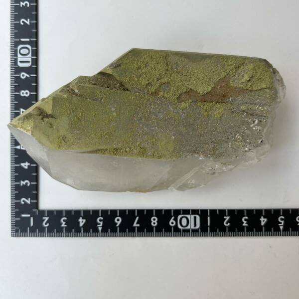 【E21148】緑簾石を伴う水晶　グリーンクォーツ　原石　エピドート　マダガスカル産