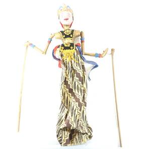 インドネシア伝統工芸 ジャワ島 ワヤンゴレ ハンドペイント木偶民族衣装操り人形 幅11cm 高さ72cm 人形本体の高さ38cm 厚み5cm TKM506
