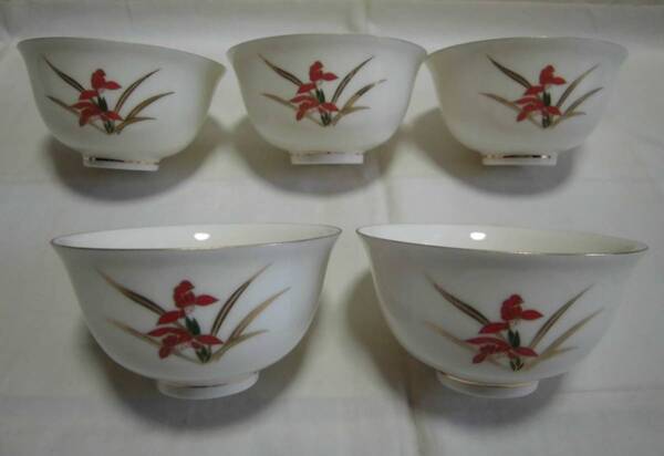湯呑み茶碗 花柄(蘭?) 5客 薄手 白磁に花柄 色絵 金彩 茶器 陶器 工芸品 レトロ B