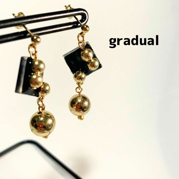 【0003】gradual/ブラックのモチーフにメタルビーズが光る/ピアス・イヤリング 