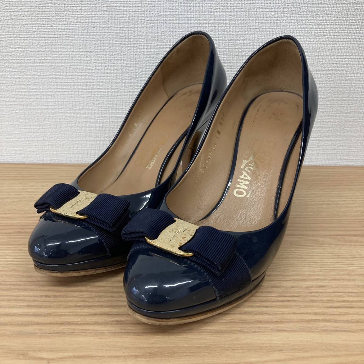 ヤフオク! -「フェラガモ ヴァラ パンプス 7」の落札相場・落札価格