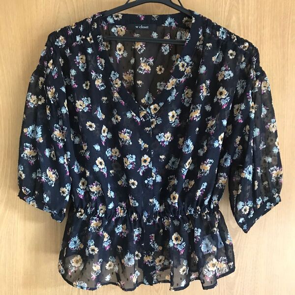 【w closet】 花柄シフォンシャーリングブラウス
