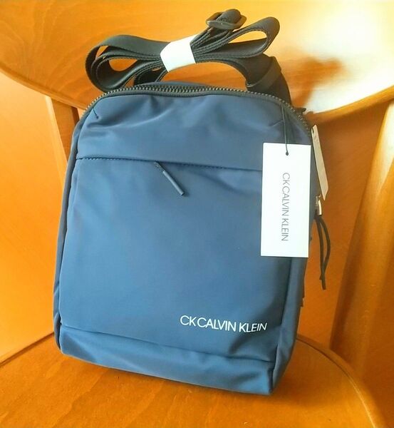 【未使用】CALVIN KLEIN 横から見るファスナーの角度が素敵♪ショルダーバッグ 横20cm縦24cmまち7cm ネイビー