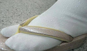 雑誌七緒でも紹介◆ｉｔｏｍｉブランド 雨・雪の日も安心な超撥水加工足袋カバー（Ｌ）日本製
