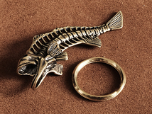 真鍮 キーホルダー （魚 骨）フィッシュ 化石 ボーン 古代魚 さかな キーリング キーチェーン ゴールド ストラップ チャーム ペンダント_画像2