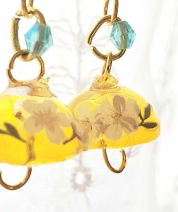 お花のついた傘ピアス　イエロー　雨粒　可愛い　綺麗　ハンドメイドアクセサリー　レジンアクセサリー　イヤリング変更可