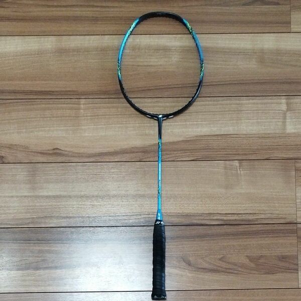 バドミントンラケット YONEX　ナノフレア700　5ug5　ヒビアリ