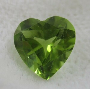 J-137 натуральный камень оливин Heart type 0.85ct драгоценнный камень разрозненный 