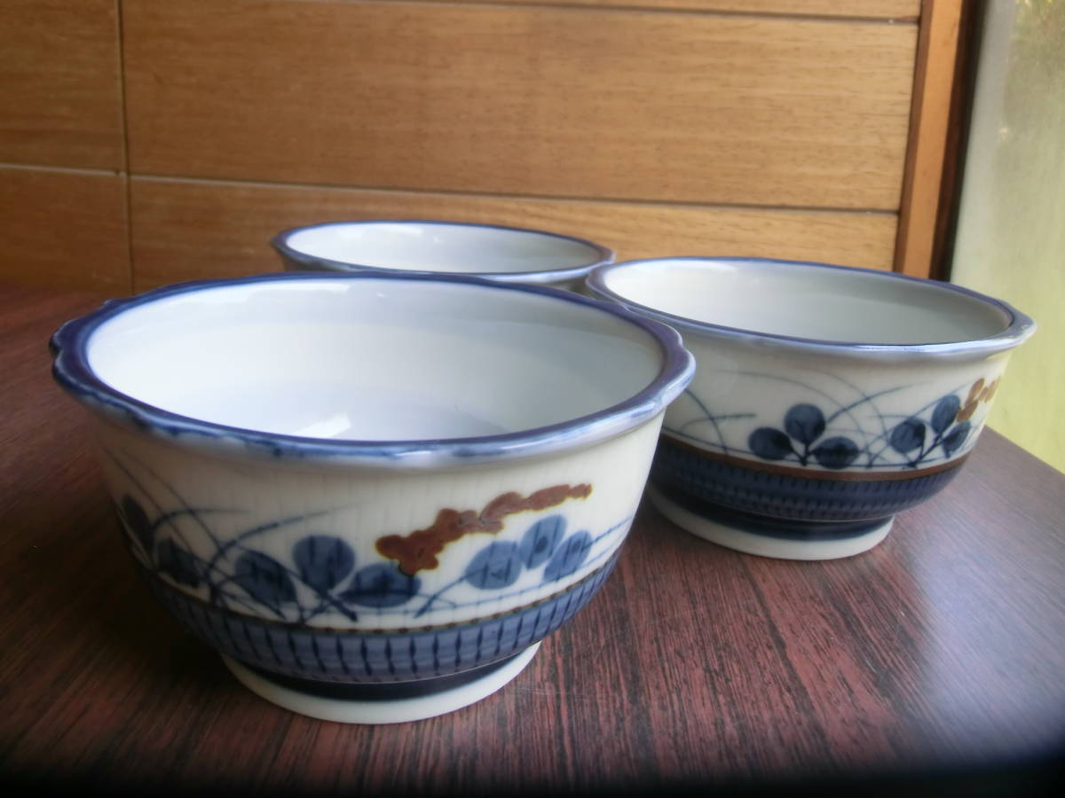 Juego de 3 cuencos hondos con motivos pintados a mano Teñido Diámetro 11, 5 cm Alto 6, 5 cm Indigo Vajilla japonesa Cuenco corona con arreglo floral Cuenco mediano con flores Cuenco hondo Cocina japonesa Cerámica Cerámica Showa Retro Antiguo, ceramica japonesa, Cerámica en general, otros