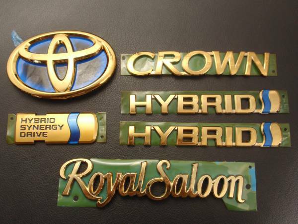 【 トヨタ 210系 クラウン ハイブリッド ロイヤルサルーン 210系 CROWN HYBRID RoyalSaloon 】プレミアム ゴールド エンブレム　6点セット