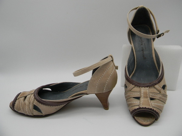 ★★【 yasuko kojima 】◆ 革パンプス(22.5cm)サンダル ベージュ
