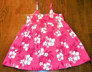 （キッズ・女の子・夏物・キャミソールワンピース・新品）ハワイのお土産 130 濃いピンク色に白の花柄 着丈57㎝＋肩ひも ポリエステル綿混