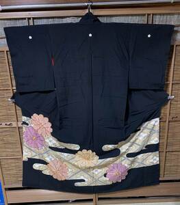 黒留袖 正絹縮緬地 比翼仕立て 金箔地に菱柄と鹿子の菊柄に縁の金刺繍 T20