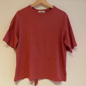 デザインが可愛い　半袖Tシャツ　赤色