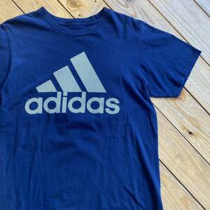 USA古着adidas アディダス 半袖Tシャツ Mサイズ 　ブランドロゴ カジュアル プリント スポーティー アメリカ仕入 ネイビー ロゴ T2155