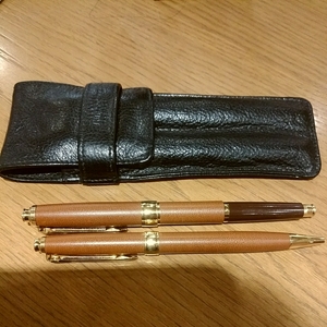 Прекратировано драгоценным! Премьер -министр Burberry Roughen Ball Pen Case Set Kelly рекомендовал настоящее