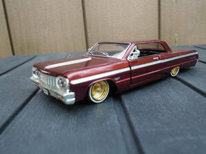 1964 シボレー インパラ SS 赤 ワイヤーホイール 変更 箱無し 1/24 ミニカーローライダー CHEVROLET IMPALA LOWRIDER