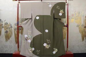 Art hand Auction Kimono Konjaku 5268 Special selection of tsukesage, Oni Shibo Chirimen (guarded), barrel-dyed with gold thread, hand-painted Yuzen, camellia, sho flute, koto, length 162cm, fashion, Women's kimono, kimono, Tsukesage