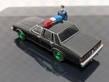 グリーンライト　1/64 ミニカー　1980シボレーカプリス　ポリスカー　ポリスマン付き_画像4