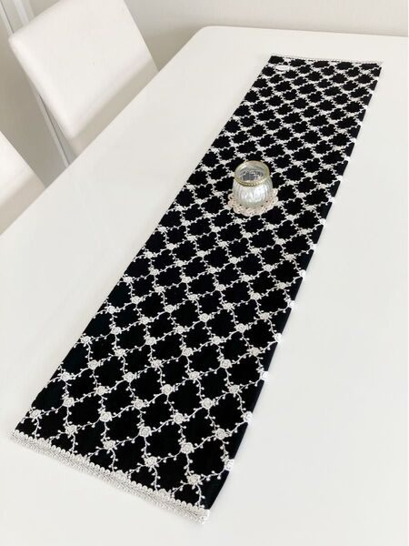 *ハンドメイド*テーブルセンター テーブルランナー ドイリー クロ系 端レース仕上げ 刺繍生地